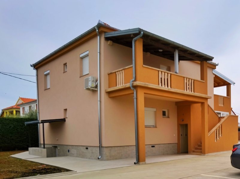 Kuća Lucija Retreat izvana, s parkingom u dvorištu