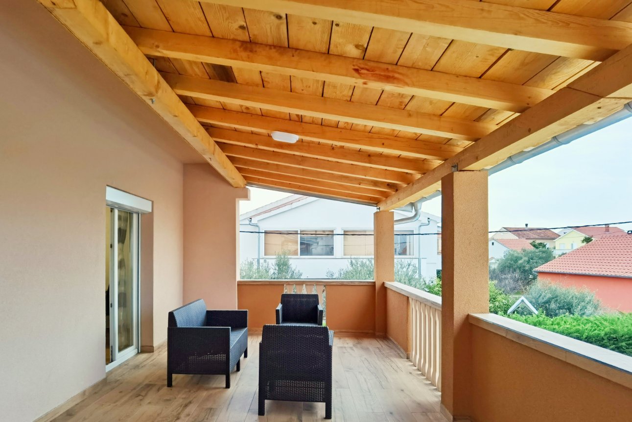 Natkrivena terasa Apartmana 2 - Comfort, sa sjedećom garniturom